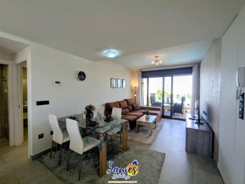 Sunny 2 Bed Retreat with Pool View LB86