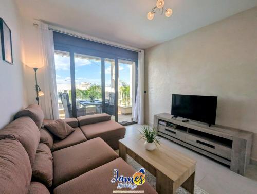 Sunny 2 Bed Retreat with Pool View LB86