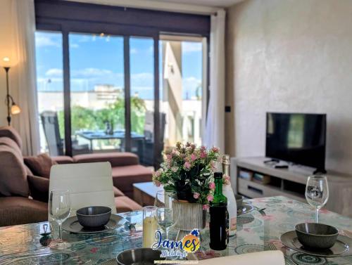 Sunny 2 Bed Retreat with Pool View LB86