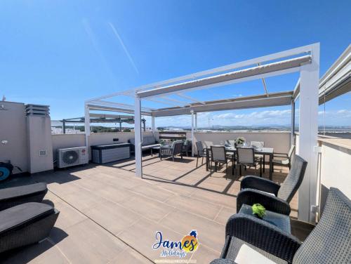 Sunny 2 Bed Retreat with Pool View LB86
