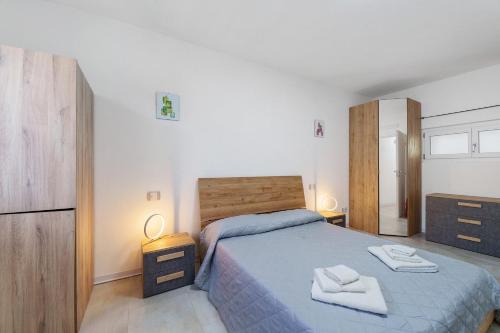 a bedroom with a bed with two towels on it at Casa Cortina in Domodossola