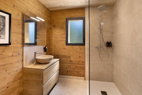 a bathroom with a shower with a sink and a tub at Le Pech Eternel-Lodge Spa Tilleuls in Sarlat-la-Canéda