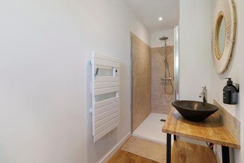 a bathroom with a sink and a shower at Le Pech Eternel - La Truffière in Sarlat-la-Canéda
