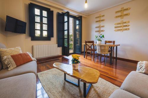 a living room with a couch and a table at Apartamento Parque Portovello in Allariz