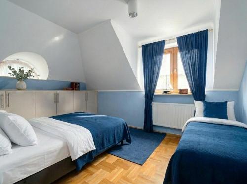 a bedroom with two beds and a window at Willa pod Warszawą Perfekcyjna na Eventy i Spotkania Firmowe in Kobyłka