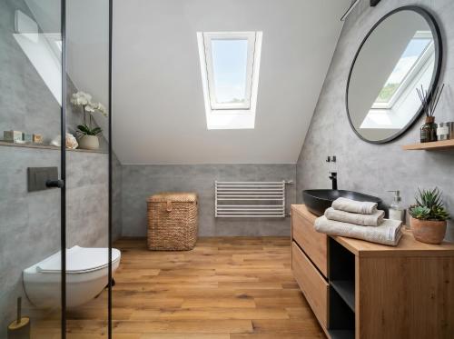 a bathroom with a toilet and a sink and a mirror at Willa pod Warszawą Perfekcyjna na Eventy i Spotkania Firmowe in Kobyłka