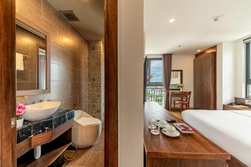 a bathroom with two sinks and a large tub at Dian Hotel & Apartment in Danang