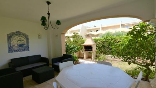 Moura patio by Cleverdetails in Vilamoura