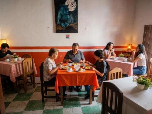 Eine Gruppe von Menschen sitzt an einem Tisch in einem Restaurant in der Unterkunft Balamku Hotel Petit in Campeche