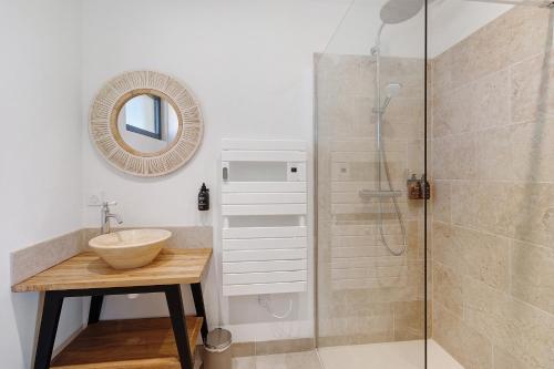 a bathroom with a sink and a shower at Le Pech Eternel - La Sablière in Sarlat-la-Canéda