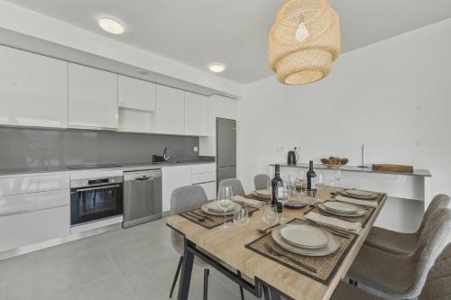 3024 Bright Apartment With Terrace