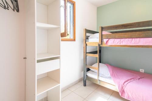 a small room with bunk beds and a window at Case di Mare Chalet Bignone in Cervione
