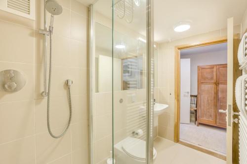 a bathroom with a shower and a sink at 2 Bed in Snape oc-cou in Snape