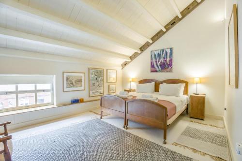 a bedroom with a bed and a window at 2 Bed in Snape oc-cou in Snape