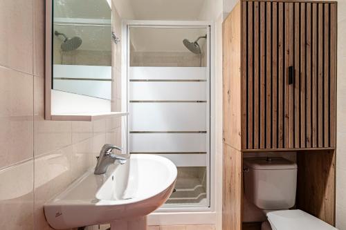 a bathroom with a sink and a toilet at L'Escapade Corse - À 80 mètres de la plage in San-Nicolao