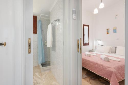 a white bedroom with a bed and a shower at Apartment with garden view - Creta in Ferma