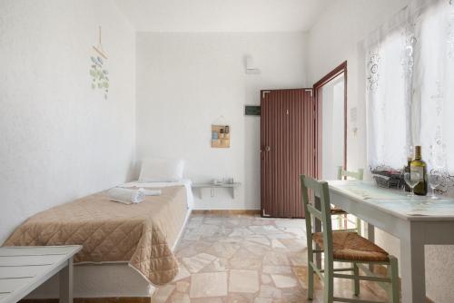a room with a bed and a table and a desk at Apartment with garden view - Creta in Ferma