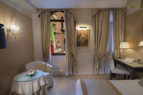 Gallery image of Hotel A La Commedia in Venice
