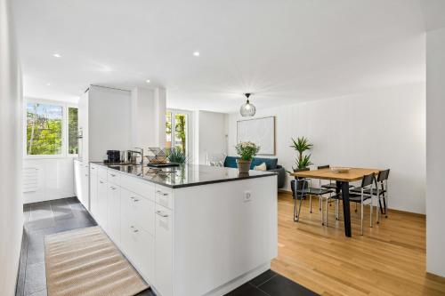 Central, Elegant & Modern Apartment