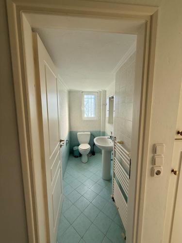 a bathroom with a toilet and a sink at Green House Schinias in Káto Soúlion