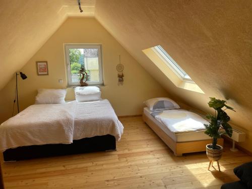 a bedroom with a bed and a window at Lieblingsplatz im Grünen - 1 Schlafzimmer in Schweich