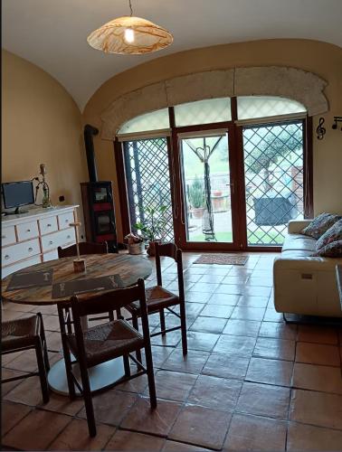 a living room with a table and a couch at Il Posto delle Rose 1 in San Polo dei Cavalieri