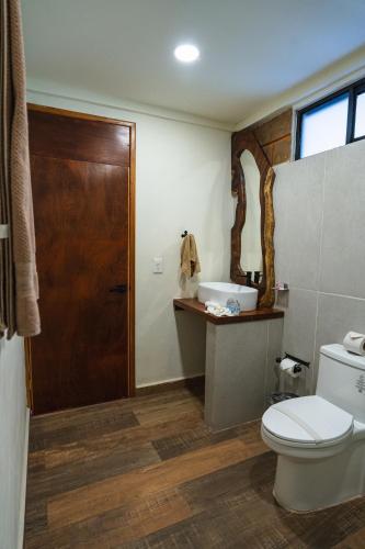 ein Badezimmer mit Toilette und Waschbecken in der Unterkunft Hotel Jabal Inn in Tixmucuy