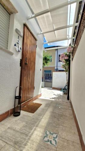 an empty hallway with a wooden door in a building at Da' Mi ' Nonni in Viareggio