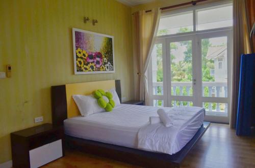a bedroom with a bed with stuffed animals on it at Villa Sealink S15 in Ấp Thiện Phước