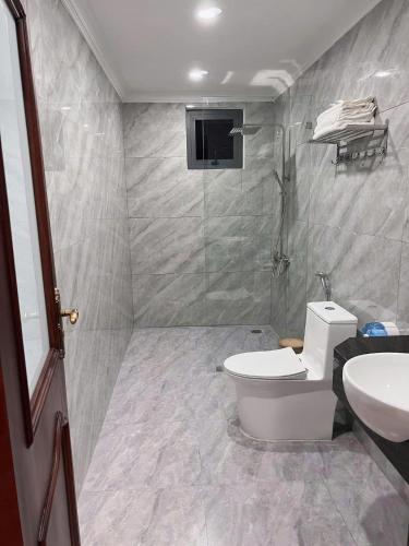 a bathroom with a toilet and a sink at Phú Điền Motel in Ðại Sơn