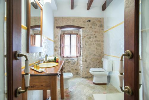 a bathroom with a sink and a toilet at Petit Caimari - Turismo de interior in Caimari