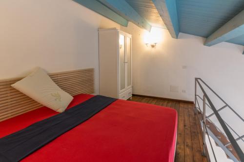 シラクーサにあるLemon Tree Villaのベッドルーム1室(赤い毛布付きのベッド1台付)