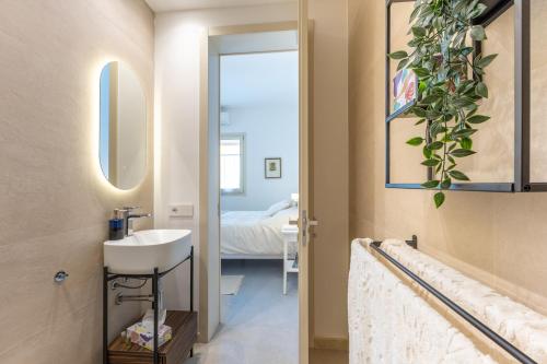 a bathroom with a sink and a mirror at la perla sul mare in Sampieri