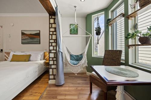 a living room with a couch and a hammock at Le Ricochet Urbain in Quebec City