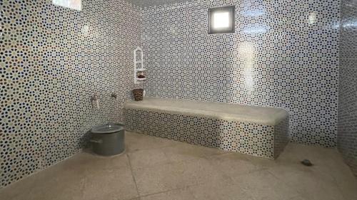 a bathroom with a tub and a trash can at Le refuge vert in Berrechid