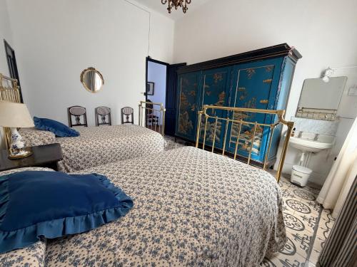 a bedroom with two beds and a sink in it at La Almedina: Palacio de Foronda in Cazorla