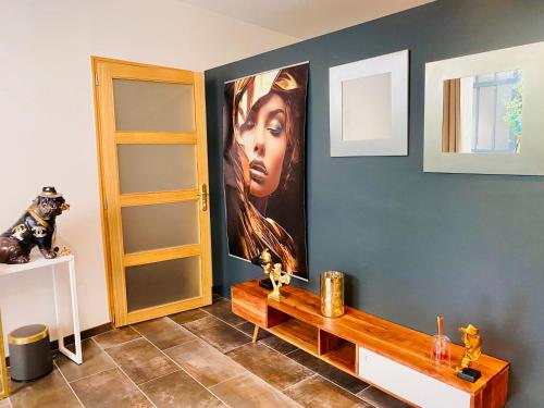 a room with a painting of a woman on the wall at Une Parenthèse in Barbentane