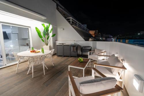 a kitchen and dining room with a table and chairs at MUNDOBOOKING Centro Levante in Benidorm