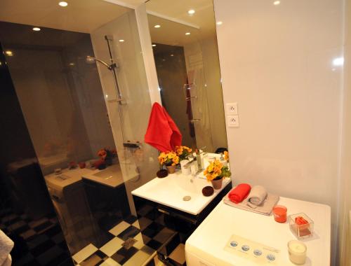 Ένα μπάνιο στο Champs Elysees Executive Apartment