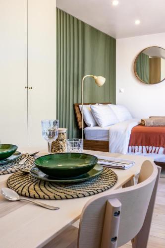 a dining table with a green bowl on it in a bedroom at Studio rénové à Palavas avec accès direct à la plage in Palavas-les-Flots