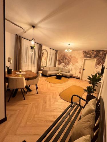 a living room with a couch and a table at Aura Home - Livezeni Hiperbara in Livezeni