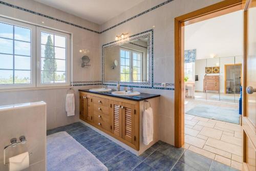 Quinta do Verao 6BR Villa Sea Views Salt Pool & 12 Person Jacuzzi Lagos