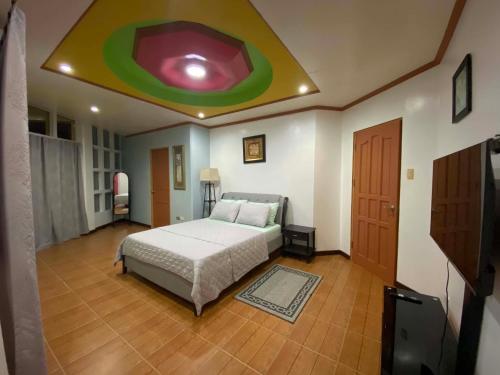 a bedroom with a large bed with a large ceiling at Maeganbeverly's Place in Santa Fe