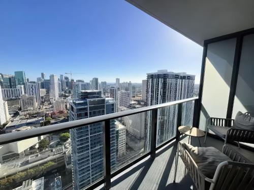 Modern Studio Apartment with Full Kitchen and Skyline Views photo 5