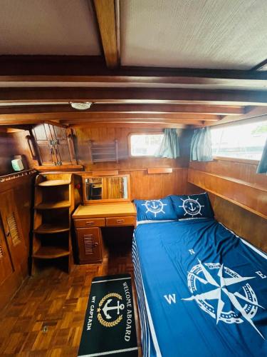 a bedroom with a bed in the back of a boat at Nuit de quiétude sur un bateau et dans l'eau in Condrieu