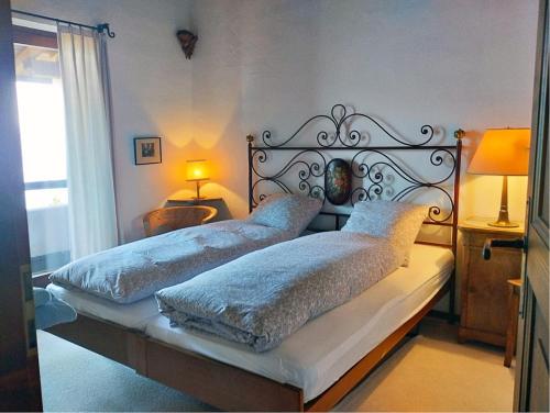 ein Schlafzimmer mit zwei Betten und Kissen darauf in der Unterkunft Brilago 4 in Brissago
