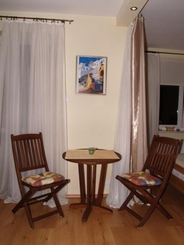 ミエンジズドロイェにあるFala Patio with Balconyのリビングルーム(椅子2脚、テーブル1台付)