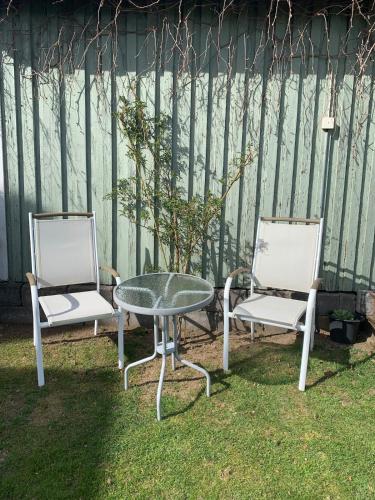 two chairs and a table and a table and two chairs at Örkelljunga cottage in Orkelljunga