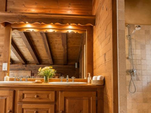 Chalet Spacieux à Chamonix pour 9 – Vue Panoramique Mont-Blanc, Jacuzzi, Jardin & Parking