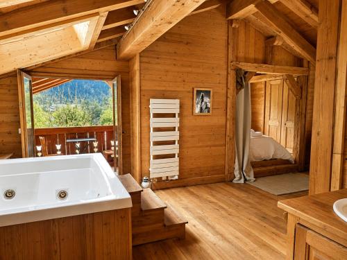 Chalet Spacieux à Chamonix pour 9 – Vue Panoramique Mont-Blanc, Jacuzzi, Jardin & Parking